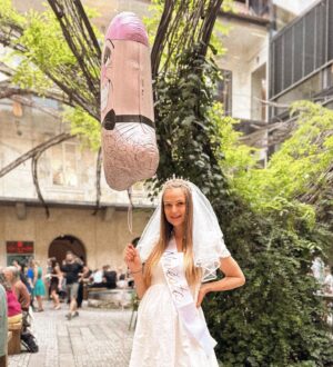 Anna Kadeřávková Instagram - Pořádně jsme naší @eviadm rozloučily se svobodou a teď hurá do manželství! 👰🏼‍♀️😍