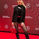 Anna Kadeřávková Instagram – Přípravy a samotný MBPW s @martini . ♥️ Co říkate na ořehlídku Tobiase Schuberta? Já mám tyhle výstřelky z mola vlastně svým způsobem docela ráda! 😄

#MartiniDolceVita #MartiniFiero