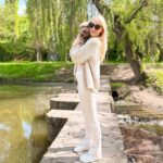 Anna Kadeřávková Instagram - Dog mama 🖤🐶🐶 Máte doma taky psího miláčka? 😍 #doglover #dogmom #love