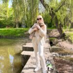 Anna Kadeřávková Instagram - Dog mama 🖤🐶🐶 Máte doma taky psího miláčka? 😍 #doglover #dogmom #love