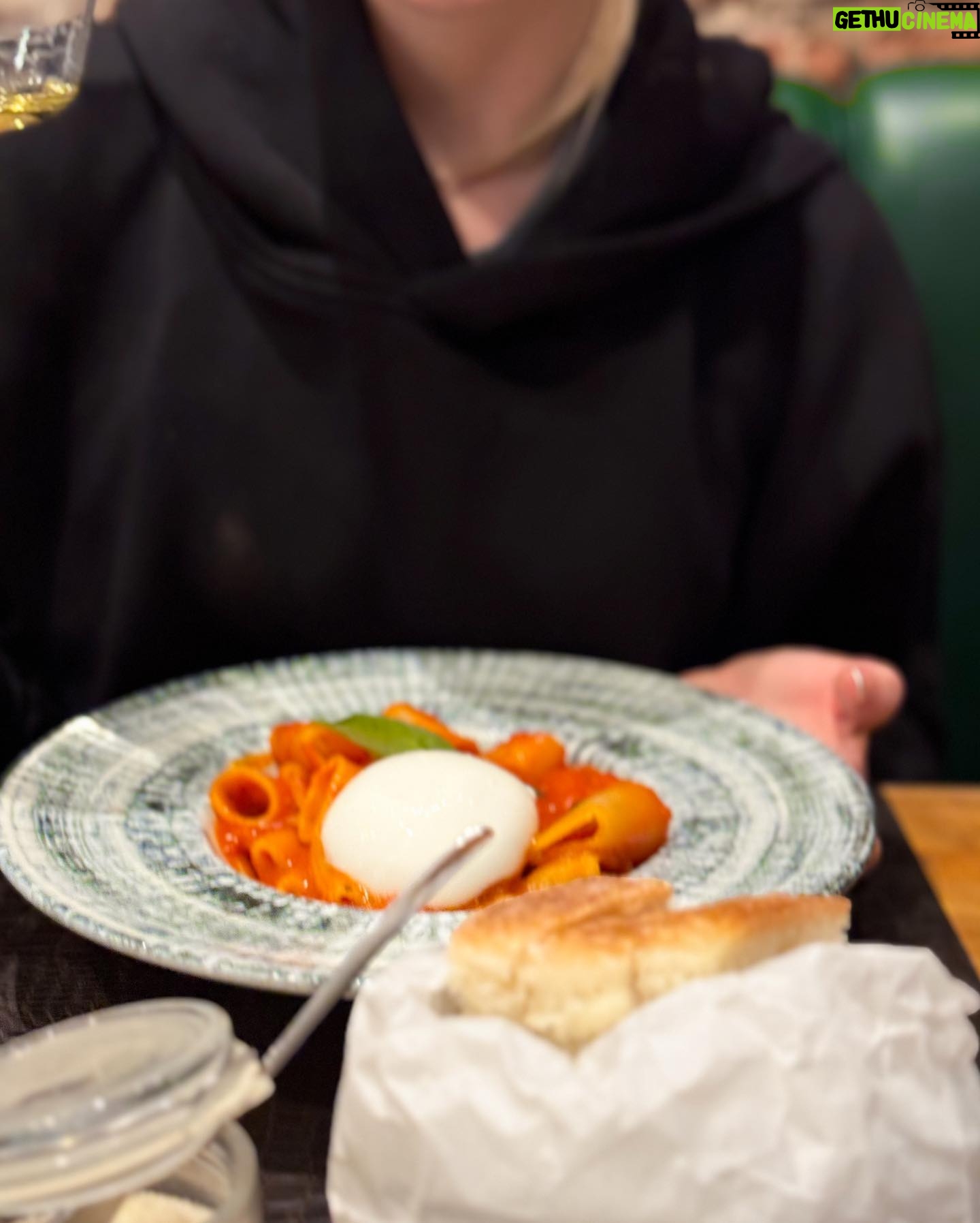 Anna Kadeřávková Instagram - Top #2 pizza&pasta v Miláně dle TripAdvisoru a za mě fakt super! 🍝😍 Jestli budete mít cestu, moje doporučení: dejte si jako předkrm focacciu a poproste si extra o olivový olej a jako hlavní jídlo těstovinky s omáčkou pomodoro a mozzarelou buffala (na fotce). 😋🍅👌🏻 📍Pasta d’Autore, Milano 🇮🇹