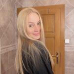 Anna Kadeřávková Instagram - GRWM na Českého lva 🥰 Aby moje vlasy byly chráněné, lesklé a zdravě vypadající, pomáhá mi @tresemme_czech_slovak_republic s jejich regenerační řadou Biotin Repair, která viditelně napravuje až 7 druhů poškození vlasů. 💜 Díky patentované Pro-Style technologii produkty obsahují aminokyseliny a ceramind a posilují vlas zevnitř a zároveň ho ochraňují zvenku. Vlasy jsou tak 2 x silnější a 2 x hladší a připravené na další styling. 👱🏼‍♀️ Nové produkty jsou nyní k dostání na @dm_cesko . ✨ PS.: Zítra bude part 2, kde vám pak ukážu finální účes a celý look. 🥰 Kdo mě sleduje poctivě a viděl už, jaký účes jsem nakonec zvolila? 👀 #SilneVlasySilneJa #SilaTresemme #Tresemme #Trespartner #tipyzdrogerky