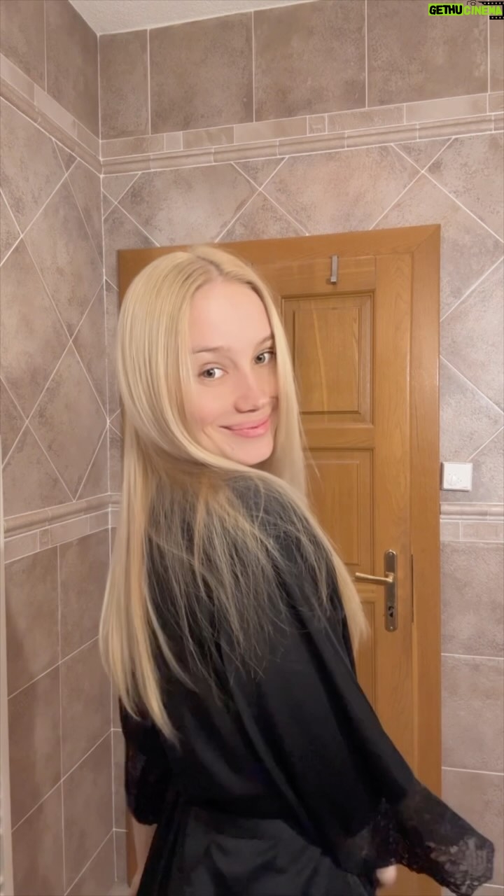Anna Kadeřávková Instagram - GRWM na Českého lva 🥰 Aby moje vlasy byly chráněné, lesklé a zdravě vypadající, pomáhá mi @tresemme_czech_slovak_republic s jejich regenerační řadou Biotin Repair, která viditelně napravuje až 7 druhů poškození vlasů. 💜 Díky patentované Pro-Style technologii produkty obsahují aminokyseliny a ceramind a posilují vlas zevnitř a zároveň ho ochraňují zvenku. Vlasy jsou tak 2 x silnější a 2 x hladší a připravené na další styling. 👱🏼♀️ Nové produkty jsou nyní k dostání na @dm_cesko . ✨ PS.: Zítra bude part 2, kde vám pak ukážu finální účes a celý look. 🥰 Kdo mě sleduje poctivě a viděl už, jaký účes jsem nakonec zvolila? 👀 #SilneVlasySilneJa #SilaTresemme #Tresemme #Trespartner #tipyzdrogerky
