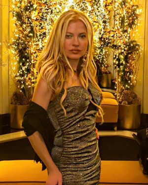Anna Kulinova Instagram - Merry Merry Christmas Everyone!!! 
SENDING BLESSINGS & LOVE!!! 💝✨
#merrychristmas #familytime #specialtime #besttimeoftheyear #blessings #love #peace #miracles #happiness #health