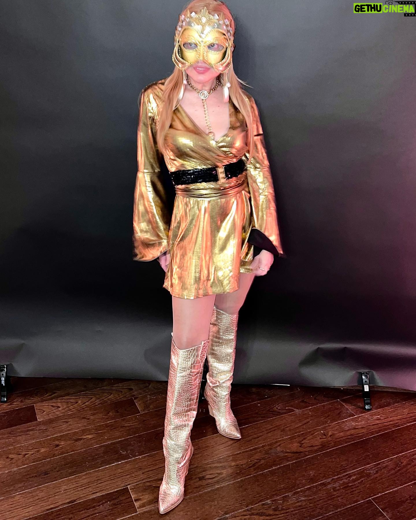Anna Kulinova Instagram - About last weekend fun 🤩 #halloweenmood #sundayfunday #jamesbond #jamesbondgirl #goldfinger #goldgirl #fabolous #fun #weekendvibes #actorslife #actingismypassion #bestvideo #instagood