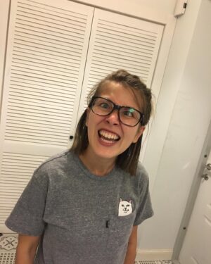 Anna Kuzina Instagram - Хто ще не зробив донат на дрони?? 
Посилання на банку у шапці профіля. 
Номер картки банки: 5375411203118976
PayPal: akuzina@gmail.com

Фото старе, я вже не ношу окуляри)