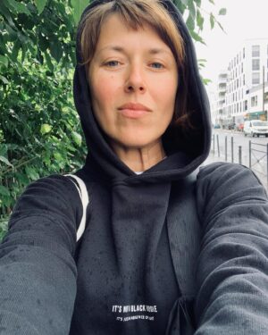 Anna Kuzina Instagram - Закидаю вас своїми селфі, щоб ви згадали про збір, з яким я допомогаю чудовій архітекторці-волонтерці @tempynska.
Наші військові весь час потребують нашої допомоги, не забуваймо про це ☝🏻
Посилання на банку у шапці профілю.
Номер картки банки:

5375411207837480

PayPal : akuzina@gmail.com

«Динаміка - наш головний принцип» ©️