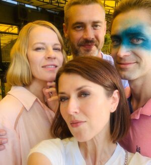 Anna Kuzina Instagram - Швабра и Фантомас приближаются🎬🧹💙
With @sasharebenok @b.a.t.o.n @o_rudko 
#швабра2 #александраребенок #антонбатырев #александррудько #аннакузина