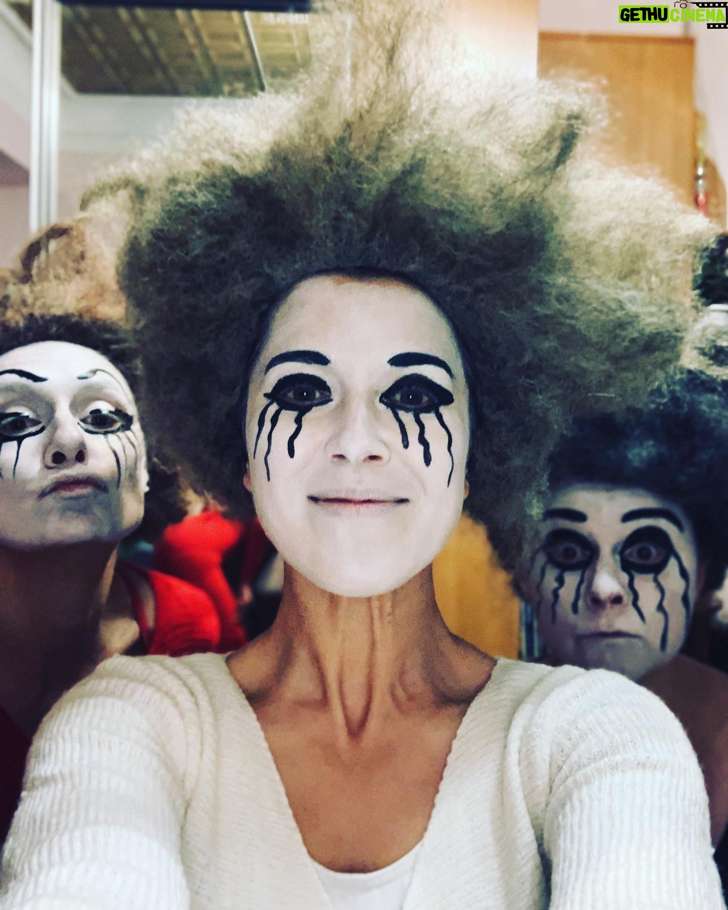 Anna Kuzina Instagram - Keep calm and go to the theatre ❤️🤍🖤 «Хаос» сегодня в 19.00 в Доме офицеров 😉 #хаос #теарт