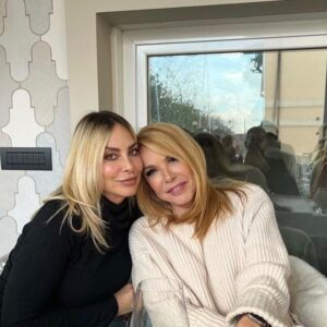 Anna Pettinelli Instagram - Gli incontri della vita. Il nostro consolidamento avvenuto su uno scoglio di Otranto, mentre ci sconvolgeva, per motivi diversi, una tempesta emotiva. Ci conoscevamo da sempre ma ci ha stupito ritrovarci nei sogni e nei pensieri ed essere,l’un l’altra, sostegno e consolazione. Le donne, quando sono amiche, lo sono davvero e noi lo siamo. Esempio e storia per tutti #amicizia #picoftheday #