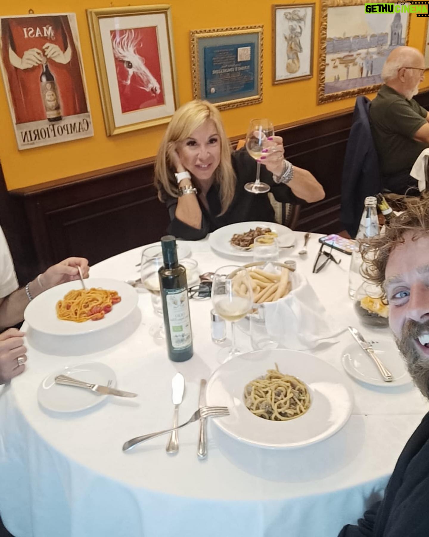 Anna Pettinelli Instagram - Eccolo qui il vestito da principessa che ho indossato a Venezia. In molti avete visto un significato recondito che assolutamente non ha. Tutte vorremmo un principe ma, ragazze mie, non possiamo continuare a baciare rospi sperando che si trasformino in uomini veri. Venezia è meravigliosa e meravigliosa la vostra accoglienza. Tornerò. Sempre. #venezia #veneziafilmfestival #love #fashion #madeinitaly #picoftheday #inclusion