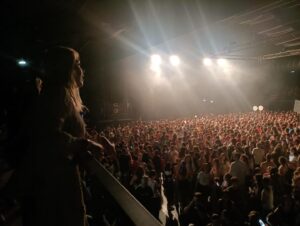 Anna Pettinelli Instagram - Ecco il nostro abbraccio dopo il concerto di ieri sera a Roma. Quanto sei cresciuto, quanto sei bravo, che sicurezza.Bellissimo concerto, belle le coreografie di @muller_andreas bello tu. Ti voglio bene Luca, andrai lontanissimo 💕💕#talento #musica #madeinitaly