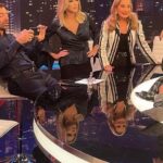 Anna Pettinelli Instagram - Ecco come si usa impropriamente il tavolo di @albertomatano che scatta foto a manetta. La solita pazza!! Grazie per l’outfit pazzesco di @anonymedesigners