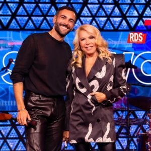 Anna Pettinelli Instagram - 🎸Questi scatti non bastano per descrivere quello che vedrete nell’#RDSshowcase di @mengonimarcoofficial!

📺 Domani, 13 dicembre, alle 21:20 su @realtimetvit canale 31.
#RDSshowcase #MarcoMengoni #MarcoMengoniRDS