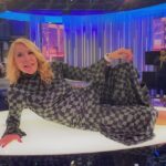 Anna Pettinelli Instagram - Ecco come si usa impropriamente il tavolo di @albertomatano che scatta foto a manetta. La solita pazza!! Grazie per l’outfit pazzesco di @anonymedesigners