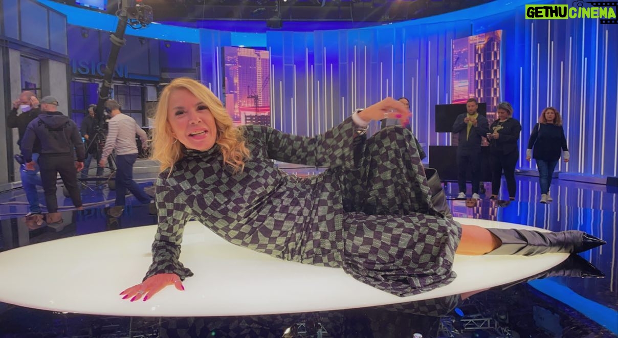 Anna Pettinelli Instagram - Ecco come si usa impropriamente il tavolo di @albertomatano che scatta foto a manetta. La solita pazza!! Grazie per l’outfit pazzesco di @anonymedesigners