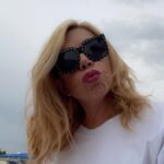 Anna Pettinelli Instagram – Chi vuole un bacio?? Non sembro incredibilmente uguale a @kim.basinger?😂😂Sono proprio una cretina😂😂😂buona domenica a tutti #doppleganger #taleequale #kiss