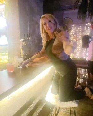 Anna Pettinelli Instagram - Non andavo in un posto dove si può ballare da 2 anni. Feeling good Grazie @graziano_scarabicchi #dance #party #music #madeinitaly