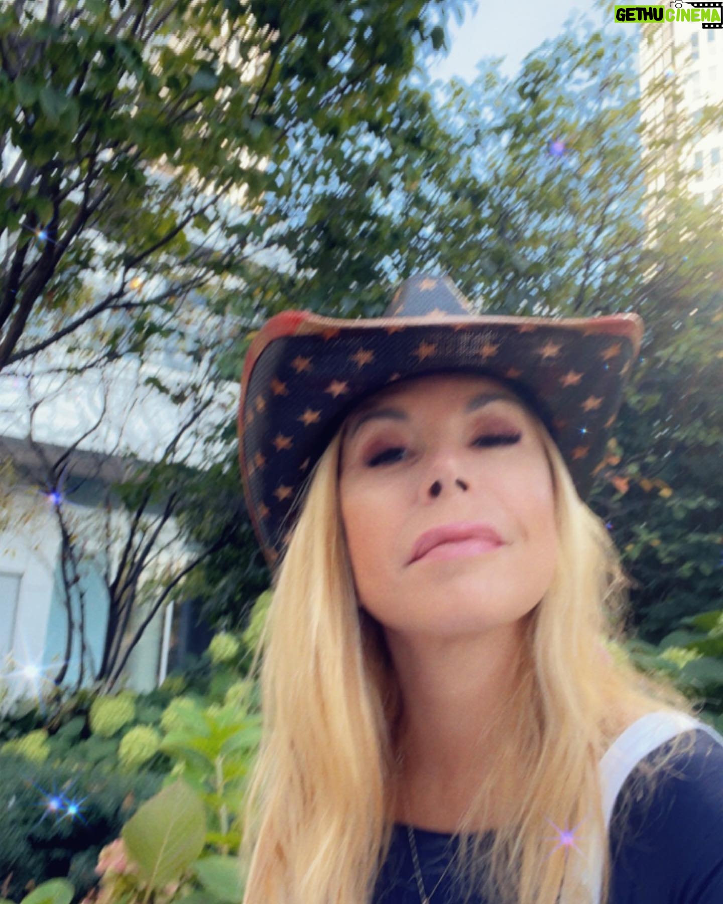 Anna Pettinelli Instagram - Vacanze finite. Sto tornando. .Vi ho portato sempre con me in queste 5 settimane e avete dimostrato che mi volete bene e mi conoscete davvero per quella che sono, in un’estate in cui si sono sparate tante cazzate e tutte, e dico tutte, ovviamente false. Da lunedì ritroverò alle 10.00 su @rds_official mio fratello @sergio_friscia per una nuova stagione insieme. Ci sono nuovi progetti, tempo al tempo. The bitch is back 😎😂😂😂#holiday #vacanze #madeinitaly #music #love #usa #picoftheday #fashion #hat #cappelli