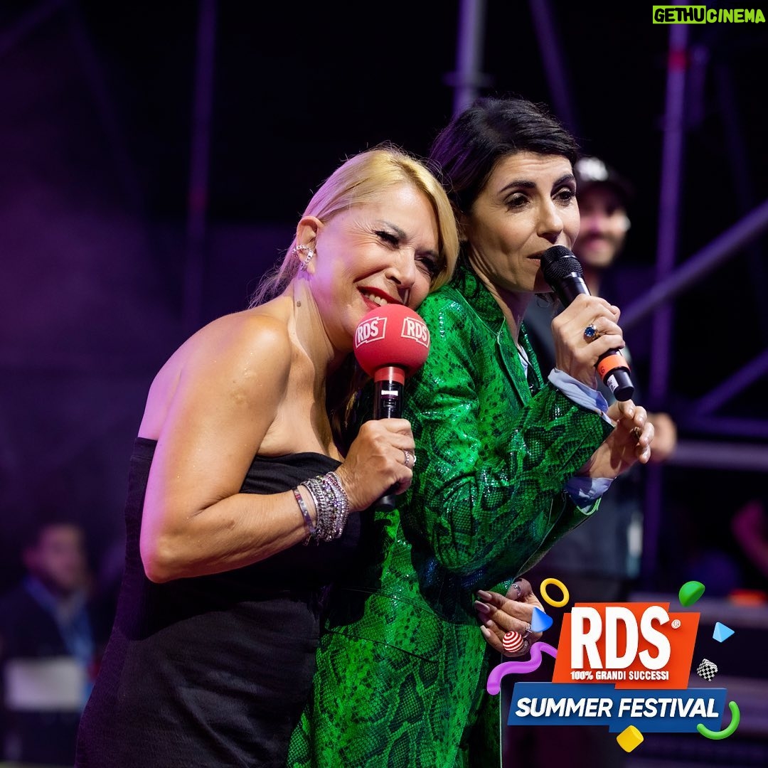 Anna Pettinelli Instagram - 🫶🏻@anna_pettinelli cosa hai fatto all’RDS Summer Festival? 📸Foto palco con @irama.plume, @rkomi, @giorgiaofficial, @biagioantonacci, @leogass.official, 📸Foto palco con la GenZ di @rdsnext con @luca_campolunghi, @samaratramontana 🎤Duettato live con @noemiofficial e @giorgiaofficial 🥰Cantato sulle note di @tiromancinoofficial . . . #rdssummerfestival #gallery #annapettinelli #giorgia #rkomi #irama #noemi #antonacci #tiromancino