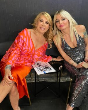 Anna Pettinelli Instagram - Stanchi ma felici. Un’altra meravigliosa avventura che si conclude. Orgogliosa di far parte del miglior format dedicato alla musica della tv italiana. Se non fosse per Amici molti talenti rimarrebbero nell’ombra senza nessuna possibilità di emergere. Amici: una scuola di musica e di vita. A proposito: sono aperti i casting, non perdete tempo iscrivetevi!! #musica #passione #show #amici