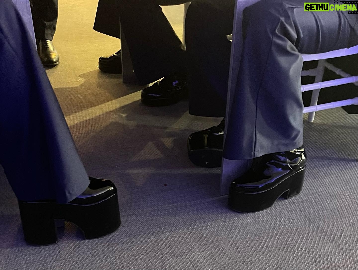 Anna Pettinelli Instagram - Sanremo giorno 6. A chi appartengono queste scarpe?#sanremo2023 #festival #musica #picoftheday #canzoni #music #goodvibes #amadeus