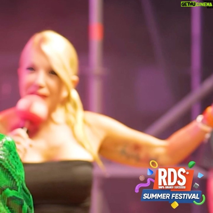 Anna Pettinelli Instagram - 🫶🏻@anna_pettinelli cosa hai fatto all’RDS Summer Festival? 📸Foto palco con @irama.plume, @rkomi, @giorgiaofficial, @biagioantonacci, @leogass.official, 📸Foto palco con la GenZ di @rdsnext con @luca_campolunghi, @samaratramontana 🎤Duettato live con @noemiofficial e @giorgiaofficial 🥰Cantato sulle note di @tiromancinoofficial . . . #rdssummerfestival #gallery #annapettinelli #giorgia #rkomi #irama #noemi #antonacci #tiromancino