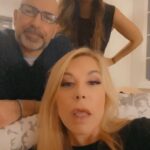 Anna Pettinelli Instagram - Ecco il mio 2023. Impossibile metterci tutto e tutti ma le persone e i momenti che contano di più per me sono qui in questo reel.. E’ stato un anno fantastico ed è con un po’ di scaramanzia che affronto il 2024 sperando che sia ancora migliore. VI voglio bene. Tantissimo. Grazie di esserci stati. Con amore. #2023 #2024 #ricordi #amore #amici #reeloftheday