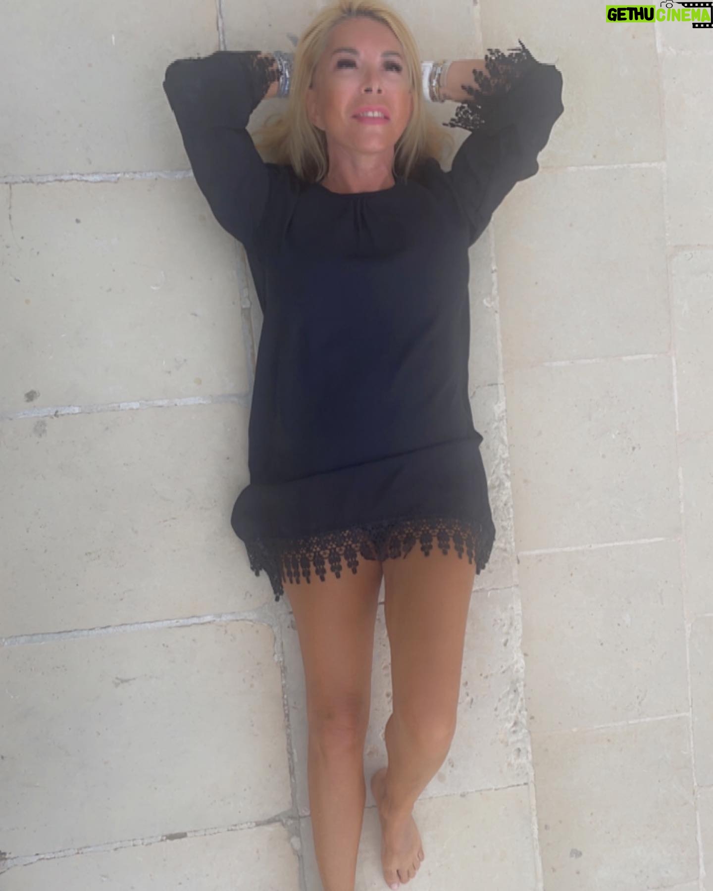 Anna Pettinelli Instagram - Pietra leccese. Liscia e sempre calda. Non morbidaππππ#salento #vacanze #picoftheday #seaside #thebestisyettocome #madeinitaly #summervibes #beauty #
