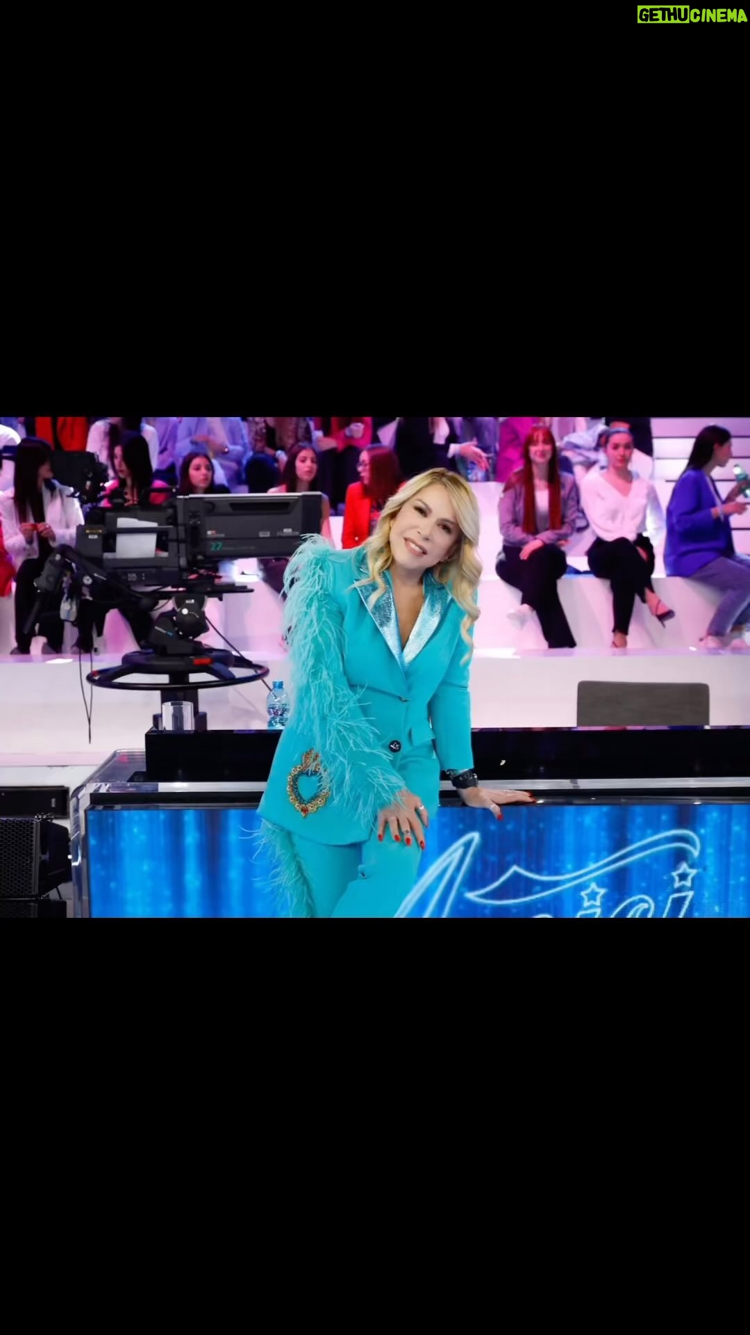 Anna Pettinelli Instagram - Noi siamo pronti e voi? Stasera su can 5 un’altra emozionante puntata di Amici. Viva iTodarelliiiii #amici24 #talent #music #ballo