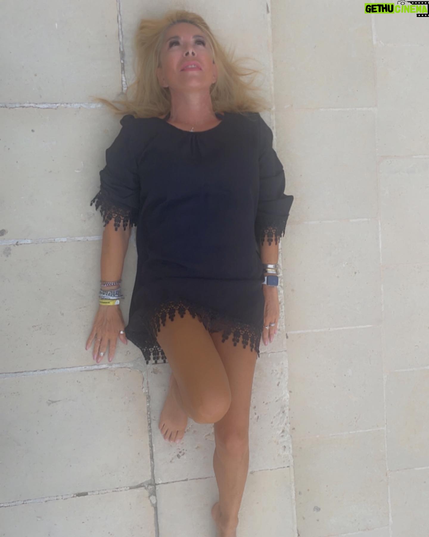 Anna Pettinelli Instagram - Pietra leccese. Liscia e sempre calda. Non morbida😂😂😂😂#salento #vacanze #picoftheday #seaside #thebestisyettocome #madeinitaly #summervibes #beauty #