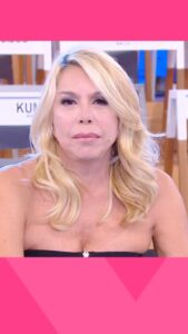 Anna Pettinelli Instagram - @anna_pettinelli e il forte legame con la figlia Carolina: “Siamo state per 30 anni io e lei da sole” 🩷 #Verissimo