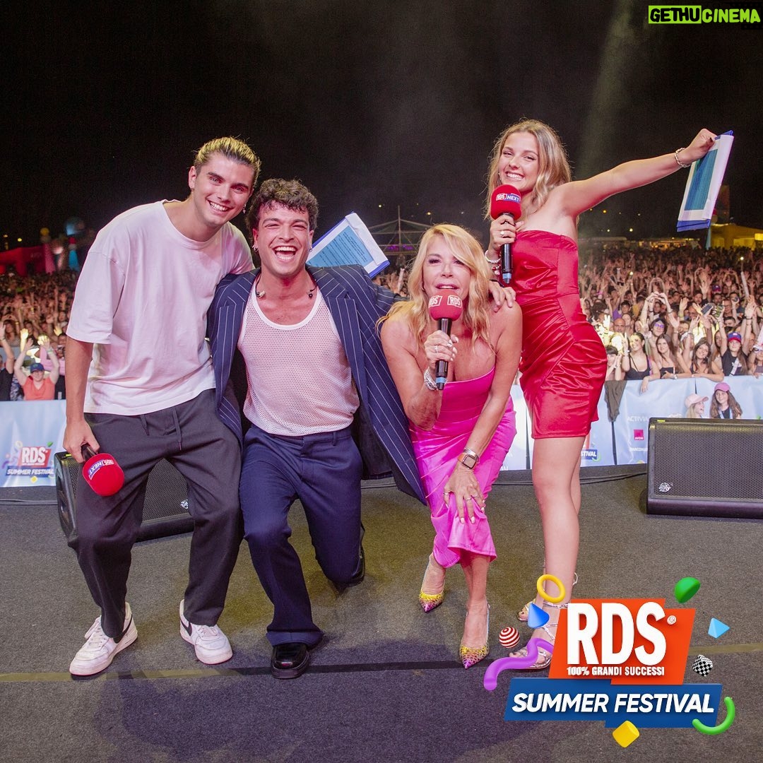 Anna Pettinelli Instagram - 🫶🏻@anna_pettinelli cosa hai fatto all’RDS Summer Festival? 📸Foto palco con @irama.plume, @rkomi, @giorgiaofficial, @biagioantonacci, @leogass.official, 📸Foto palco con la GenZ di @rdsnext con @luca_campolunghi, @samaratramontana 🎤Duettato live con @noemiofficial e @giorgiaofficial 🥰Cantato sulle note di @tiromancinoofficial . . . #rdssummerfestival #gallery #annapettinelli #giorgia #rkomi #irama #noemi #antonacci #tiromancino