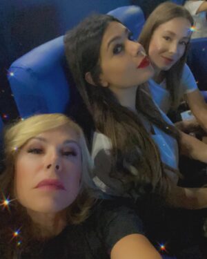 Anna Pettinelli Instagram - Se non trovate il modo di parlare con i vostri figli provate a capire la loro musica. È un perfetto terreno di incontro. Se i genitori provassero a non giudicare i gusti dei ragazzi ma a condividerli il muro generazionale sarebbe più facile da abbattere. Provateci vecchi babbioni a cantare con loro, siete stati giovani anche voi. Una volta e neanche tanto tempo fa. #musica #peace #love #