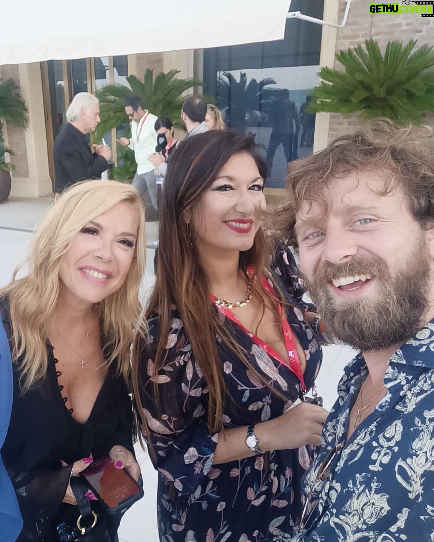 Anna Pettinelli Instagram - Eccolo qui il vestito da principessa che ho indossato a Venezia. In molti avete visto un significato recondito che assolutamente non ha. Tutte vorremmo un principe ma, ragazze mie, non possiamo continuare a baciare rospi sperando che si trasformino in uomini veri. Venezia è meravigliosa e meravigliosa la vostra accoglienza. Tornerò. Sempre. #venezia #veneziafilmfestival #love #fashion #madeinitaly #picoftheday #inclusion
