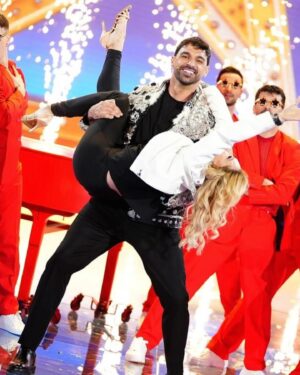 Anna Pettinelli Instagram - Ecco il nostro esordio nei guanti prof. Ci siamo divertiti moltissimo!! Ed è solo l’inizio #amici23#dance#jive#