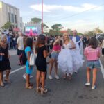 Anna Pettinelli Instagram – Eccolo qui il vestito da principessa che ho indossato a Venezia. In molti avete visto un significato recondito che assolutamente non ha. Tutte vorremmo un principe ma, ragazze mie, non possiamo continuare a baciare rospi sperando che si trasformino in uomini veri. Venezia è meravigliosa e meravigliosa la vostra accoglienza. Tornerò. Sempre. #venezia #veneziafilmfestival #love #fashion #madeinitaly #picoftheday #inclusion