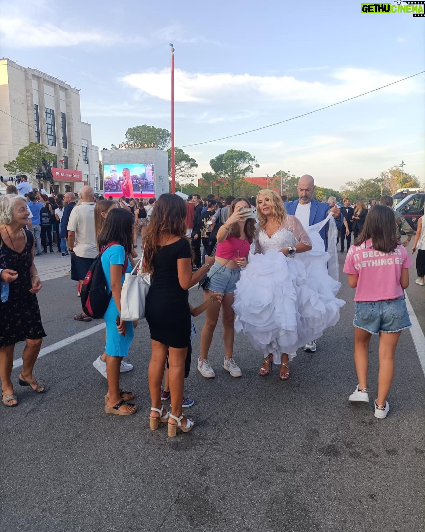 Anna Pettinelli Instagram - Eccolo qui il vestito da principessa che ho indossato a Venezia. In molti avete visto un significato recondito che assolutamente non ha. Tutte vorremmo un principe ma, ragazze mie, non possiamo continuare a baciare rospi sperando che si trasformino in uomini veri. Venezia è meravigliosa e meravigliosa la vostra accoglienza. Tornerò. Sempre. #venezia #veneziafilmfestival #love #fashion #madeinitaly #picoftheday #inclusion