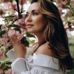 Anna Salivanchuk Instagram - Розкриваю свої секрети краси!!! Що я робила у грудні, щоб не боятись літа, сонця і старіння👍 І як бачите пройшло вже пів року без всяких процедур, а я і досі гарна й молода👍😂 Сучасний темп життя, складний для всіх нас період, відсутність якісного відпочинку — швидкий шлях появи на обличчі процесів старіння. Важливо вчасно приділити увагу всім «ризикованим» зонам, щоб сповільнити ці процеси якомога на довше 😌 Вам знадобиться всього 3 візити у клініку @foreveryoung.lutsk на рік- щоб підтримувати свою молодість🙏🏻 Якщо я їду в Луцьк- а це не близько- то це означає, що за 38 років я накінець найшла клініку якій довіряю і нереально крутих лікарів🙏🏻, які ніколи не роблять зайвого і вони не про те щоб викачати гроші , а навпаки вони тебе ще відмовлять щоб щось зробите не природнє , бо Танічка @t.vashchuk_ хазяйка клініки за природню красу і гарне , повільне старіння💋 Що було зроблено? 🌟 Ідеальна парочка 🌟 Процедура 3D омолодження з Double Tite Exosome 👍 Процедура допоможе позбутися сухості, відновити пружність, зменшити кількість зморшок на обличчі та шиї, розширених пор та пігментації. 🌟RF - ліфтинг та введення екзосом ASCE 🧬 в одну процедуру - можливо! ASCE майбутнє регенеративної медицини, що стимулює активне омолодження та відновлення шкіри за рахунок запатентованої технології ExoSCRT 💙 🌀стимулюється вироблення колагену 🌀шкіра стає більш пружною 🌀зменшується пігментацію 🌟Ми проводили процедуру SMAS ліфтингу в поєднанні з Radiesse. Це ліфтингові процедури, які чудово працюють з овалом обличчя, запускають процеси омолодження шкіри та покращують її зовнішній вигляд. 🌟процедура контурної пластики губ, препаратом який працює на зволоження, та додає природній обʼєм. 🌟Та колола КСЕОМІН -закріпити результат ботулінотерапією, щоб попередити утворенню зморшок Ось такий невеличкий комплекс процедур допоможе набагато менше турбуватися про вікові зміни 🤍