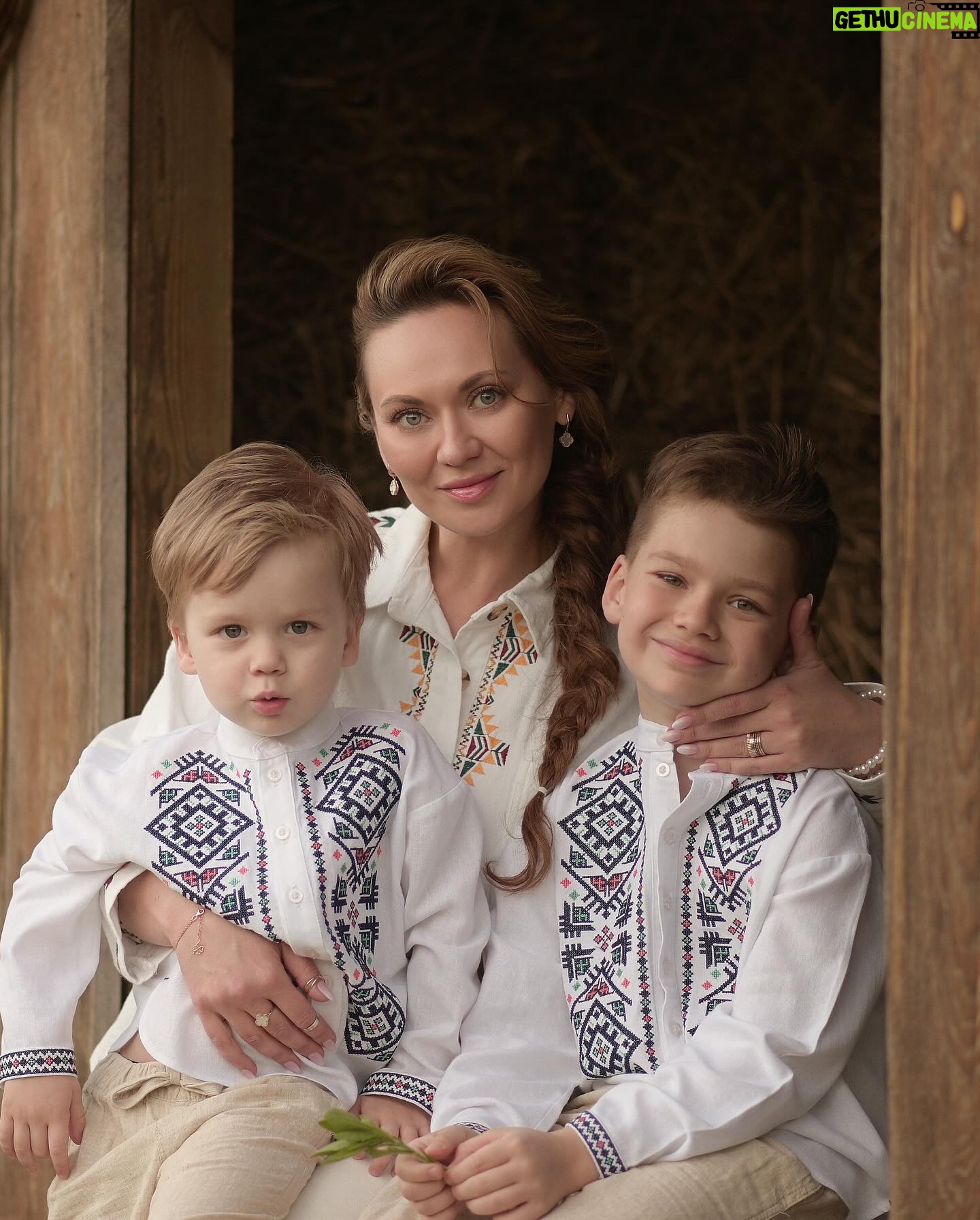 Anna Salivanchuk Instagram - Сьогодні всеукраїнський День вишиванки. Радію, коли на свята ми всією сім’єю вдягаймо вишиванки. Для нас це особливе вбрання, в якому хочеться мріяти та в якому чіткіше відчувається своє коріння. Першу свою вишиванку я вишила собі сама, мене навчила моя бабця, коли мені було 10 років. Люблю кожну свою вишиванку, бо в мене їх багато👍 Одну з них я навіть купувала собі на виписку з роддому, коли народила Нікіту.Це гарний і символічний для мене одяг, я вважаю, що в ньому можна ходити щодня. Вишита сорочка – це код нації, він дає особливі відчуття та приналежність до українського народу, його історії та культури. Сьогодні мільйони українців по всьому світу будуть у вишиванках. Багато людей у всіх куточках світу на знак солідарності з нами, на знак дружби і поваги до нас також одягнуть цей безмежно гарний витвір рук українців. 🤗 Це прекрасно, коли у нас є власні такі красиві традиції, дотримуватися котрих – задоволення і насолода. Отже давайте одягнемо цю вишиту красу у знак єдності, підтримки та любові до нашої країни. 🇺🇦 #славазсу #saveukraine Photo @elenponomaryova Дитячі вишиванки @tapppir Моя вишиванка @pani.vishivanochka