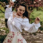 Anna Salivanchuk Instagram - Розкриваю свої секрети краси!!! Що я робила у грудні, щоб не боятись літа, сонця і старіння👍 І як бачите пройшло вже пів року без всяких процедур, а я і досі гарна й молода👍😂 Сучасний темп життя, складний для всіх нас період, відсутність якісного відпочинку — швидкий шлях появи на обличчі процесів старіння. Важливо вчасно приділити увагу всім «ризикованим» зонам, щоб сповільнити ці процеси якомога на довше 😌 Вам знадобиться всього 3 візити у клініку @foreveryoung.lutsk на рік- щоб підтримувати свою молодість🙏🏻 Якщо я їду в Луцьк- а це не близько- то це означає, що за 38 років я накінець найшла клініку якій довіряю і нереально крутих лікарів🙏🏻, які ніколи не роблять зайвого і вони не про те щоб викачати гроші , а навпаки вони тебе ще відмовлять щоб щось зробите не природнє , бо Танічка @t.vashchuk_ хазяйка клініки за природню красу і гарне , повільне старіння💋 Що було зроблено? 🌟 Ідеальна парочка 🌟 Процедура 3D омолодження з Double Tite Exosome 👍 Процедура допоможе позбутися сухості, відновити пружність, зменшити кількість зморшок на обличчі та шиї, розширених пор та пігментації. 🌟RF - ліфтинг та введення екзосом ASCE 🧬 в одну процедуру - можливо! ASCE майбутнє регенеративної медицини, що стимулює активне омолодження та відновлення шкіри за рахунок запатентованої технології ExoSCRT 💙 🌀стимулюється вироблення колагену 🌀шкіра стає більш пружною 🌀зменшується пігментацію 🌟Ми проводили процедуру SMAS ліфтингу в поєднанні з Radiesse. Це ліфтингові процедури, які чудово працюють з овалом обличчя, запускають процеси омолодження шкіри та покращують її зовнішній вигляд. 🌟процедура контурної пластики губ, препаратом який працює на зволоження, та додає природній обʼєм. 🌟Та колола КСЕОМІН -закріпити результат ботулінотерапією, щоб попередити утворенню зморшок Ось такий невеличкий комплекс процедур допоможе набагато менше турбуватися про вікові зміни 🤍