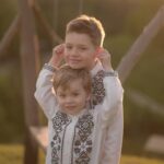 Anna Salivanchuk Instagram - Сьогодні всеукраїнський День вишиванки. Радію, коли на свята ми всією сім’єю вдягаймо вишиванки. Для нас це особливе вбрання, в якому хочеться мріяти та в якому чіткіше відчувається своє коріння. Першу свою вишиванку я вишила собі сама, мене навчила моя бабця, коли мені було 10 років. Люблю кожну свою вишиванку, бо в мене їх багато👍 Одну з них я навіть купувала собі на виписку з роддому, коли народила Нікіту.Це гарний і символічний для мене одяг, я вважаю, що в ньому можна ходити щодня. Вишита сорочка – це код нації, він дає особливі відчуття та приналежність до українського народу, його історії та культури. Сьогодні мільйони українців по всьому світу будуть у вишиванках. Багато людей у всіх куточках світу на знак солідарності з нами, на знак дружби і поваги до нас також одягнуть цей безмежно гарний витвір рук українців. 🤗 Це прекрасно, коли у нас є власні такі красиві традиції, дотримуватися котрих – задоволення і насолода. Отже давайте одягнемо цю вишиту красу у знак єдності, підтримки та любові до нашої країни. 🇺🇦 #славазсу #saveukraine Photo @elenponomaryova Дитячі вишиванки @tapppir Моя вишиванка @pani.vishivanochka