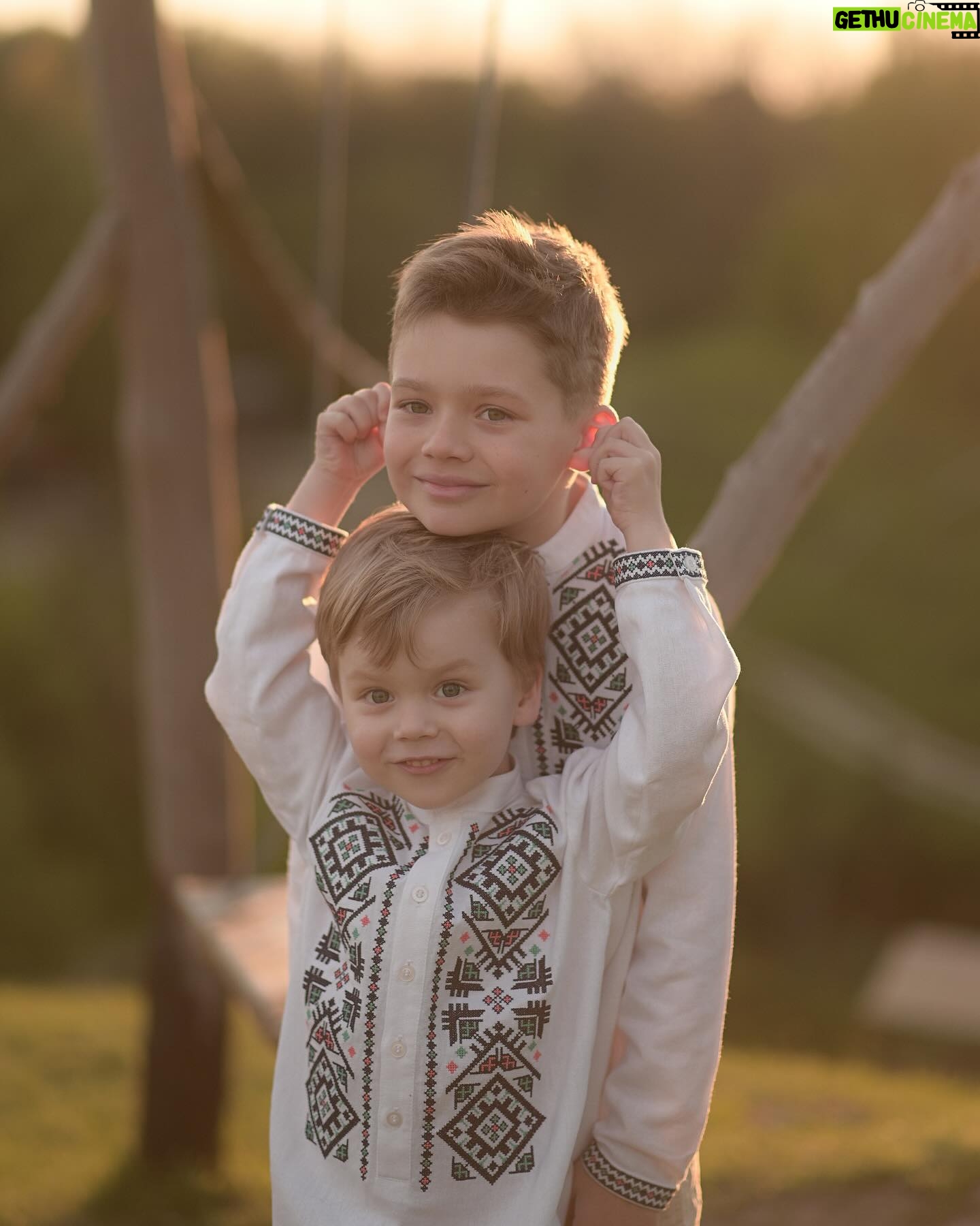 Anna Salivanchuk Instagram - Сьогодні всеукраїнський День вишиванки. Радію, коли на свята ми всією сім’єю вдягаймо вишиванки. Для нас це особливе вбрання, в якому хочеться мріяти та в якому чіткіше відчувається своє коріння. Першу свою вишиванку я вишила собі сама, мене навчила моя бабця, коли мені було 10 років. Люблю кожну свою вишиванку, бо в мене їх багато👍 Одну з них я навіть купувала собі на виписку з роддому, коли народила Нікіту.Це гарний і символічний для мене одяг, я вважаю, що в ньому можна ходити щодня. Вишита сорочка – це код нації, він дає особливі відчуття та приналежність до українського народу, його історії та культури. Сьогодні мільйони українців по всьому світу будуть у вишиванках. Багато людей у всіх куточках світу на знак солідарності з нами, на знак дружби і поваги до нас також одягнуть цей безмежно гарний витвір рук українців. 🤗 Це прекрасно, коли у нас є власні такі красиві традиції, дотримуватися котрих – задоволення і насолода. Отже давайте одягнемо цю вишиту красу у знак єдності, підтримки та любові до нашої країни. 🇺🇦 #славазсу #saveukraine Photo @elenponomaryova Дитячі вишиванки @tapppir Моя вишиванка @pani.vishivanochka