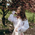 Anna Salivanchuk Instagram - Розкриваю свої секрети краси!!! Що я робила у грудні, щоб не боятись літа, сонця і старіння👍 І як бачите пройшло вже пів року без всяких процедур, а я і досі гарна й молода👍😂 Сучасний темп життя, складний для всіх нас період, відсутність якісного відпочинку — швидкий шлях появи на обличчі процесів старіння. Важливо вчасно приділити увагу всім «ризикованим» зонам, щоб сповільнити ці процеси якомога на довше 😌 Вам знадобиться всього 3 візити у клініку @foreveryoung.lutsk на рік- щоб підтримувати свою молодість🙏🏻 Якщо я їду в Луцьк- а це не близько- то це означає, що за 38 років я накінець найшла клініку якій довіряю і нереально крутих лікарів🙏🏻, які ніколи не роблять зайвого і вони не про те щоб викачати гроші , а навпаки вони тебе ще відмовлять щоб щось зробите не природнє , бо Танічка @t.vashchuk_ хазяйка клініки за природню красу і гарне , повільне старіння💋 Що було зроблено? 🌟 Ідеальна парочка 🌟 Процедура 3D омолодження з Double Tite Exosome 👍 Процедура допоможе позбутися сухості, відновити пружність, зменшити кількість зморшок на обличчі та шиї, розширених пор та пігментації. 🌟RF - ліфтинг та введення екзосом ASCE 🧬 в одну процедуру - можливо! ASCE майбутнє регенеративної медицини, що стимулює активне омолодження та відновлення шкіри за рахунок запатентованої технології ExoSCRT 💙 🌀стимулюється вироблення колагену 🌀шкіра стає більш пружною 🌀зменшується пігментацію 🌟Ми проводили процедуру SMAS ліфтингу в поєднанні з Radiesse. Це ліфтингові процедури, які чудово працюють з овалом обличчя, запускають процеси омолодження шкіри та покращують її зовнішній вигляд. 🌟процедура контурної пластики губ, препаратом який працює на зволоження, та додає природній обʼєм. 🌟Та колола КСЕОМІН -закріпити результат ботулінотерапією, щоб попередити утворенню зморшок Ось такий невеличкий комплекс процедур допоможе набагато менше турбуватися про вікові зміни 🤍