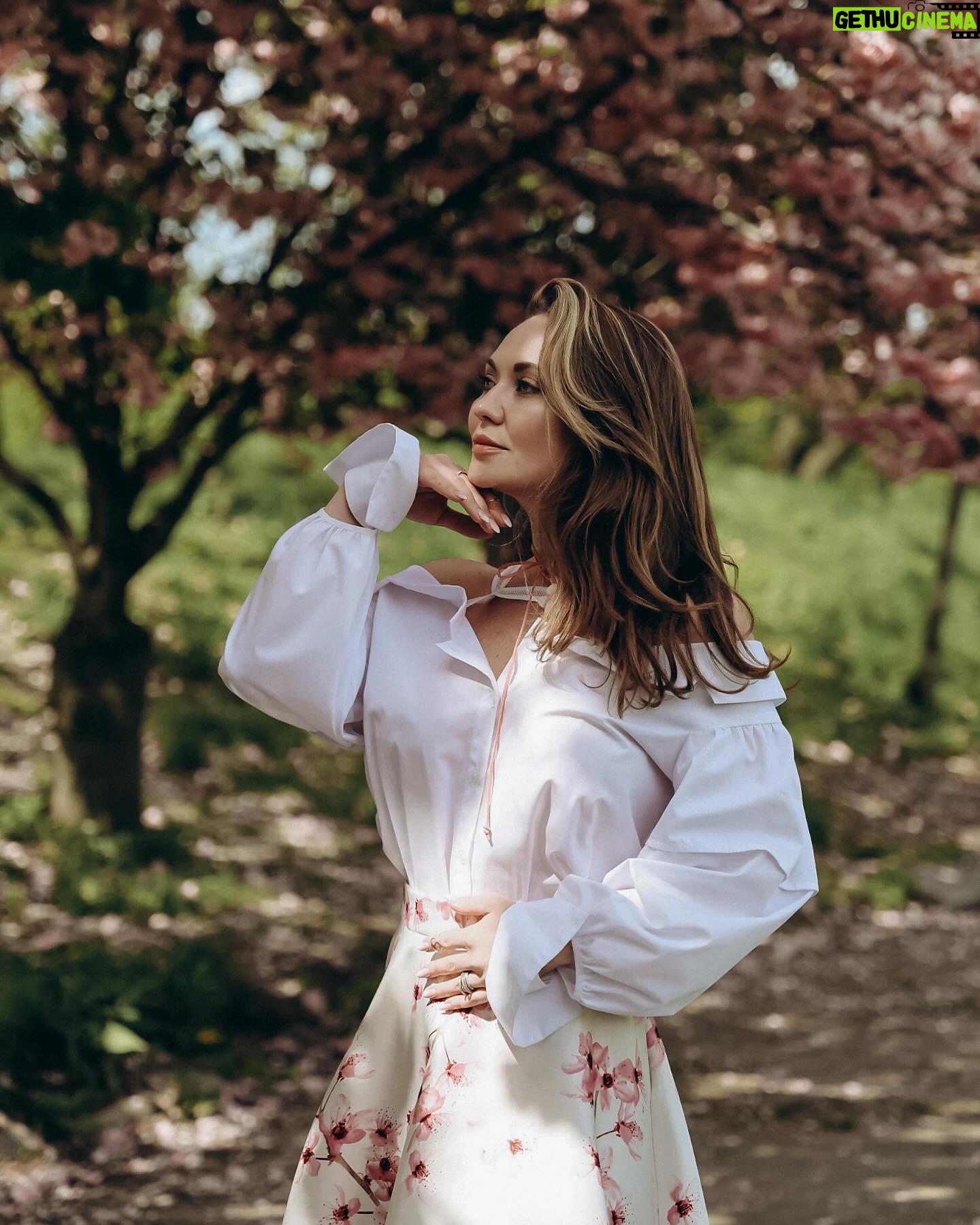 Anna Salivanchuk Instagram - Розкриваю свої секрети краси!!! Що я робила у грудні, щоб не боятись літа, сонця і старіння👍 І як бачите пройшло вже пів року без всяких процедур, а я і досі гарна й молода👍😂 Сучасний темп життя, складний для всіх нас період, відсутність якісного відпочинку — швидкий шлях появи на обличчі процесів старіння. Важливо вчасно приділити увагу всім «ризикованим» зонам, щоб сповільнити ці процеси якомога на довше 😌 Вам знадобиться всього 3 візити у клініку @foreveryoung.lutsk на рік- щоб підтримувати свою молодість🙏🏻 Якщо я їду в Луцьк- а це не близько- то це означає, що за 38 років я накінець найшла клініку якій довіряю і нереально крутих лікарів🙏🏻, які ніколи не роблять зайвого і вони не про те щоб викачати гроші , а навпаки вони тебе ще відмовлять щоб щось зробите не природнє , бо Танічка @t.vashchuk_ хазяйка клініки за природню красу і гарне , повільне старіння💋 Що було зроблено? 🌟 Ідеальна парочка 🌟 Процедура 3D омолодження з Double Tite Exosome 👍 Процедура допоможе позбутися сухості, відновити пружність, зменшити кількість зморшок на обличчі та шиї, розширених пор та пігментації. 🌟RF - ліфтинг та введення екзосом ASCE 🧬 в одну процедуру - можливо! ASCE майбутнє регенеративної медицини, що стимулює активне омолодження та відновлення шкіри за рахунок запатентованої технології ExoSCRT 💙 🌀стимулюється вироблення колагену 🌀шкіра стає більш пружною 🌀зменшується пігментацію 🌟Ми проводили процедуру SMAS ліфтингу в поєднанні з Radiesse. Це ліфтингові процедури, які чудово працюють з овалом обличчя, запускають процеси омолодження шкіри та покращують її зовнішній вигляд. 🌟процедура контурної пластики губ, препаратом який працює на зволоження, та додає природній обʼєм. 🌟Та колола КСЕОМІН -закріпити результат ботулінотерапією, щоб попередити утворенню зморшок Ось такий невеличкий комплекс процедур допоможе набагато менше турбуватися про вікові зміни 🤍
