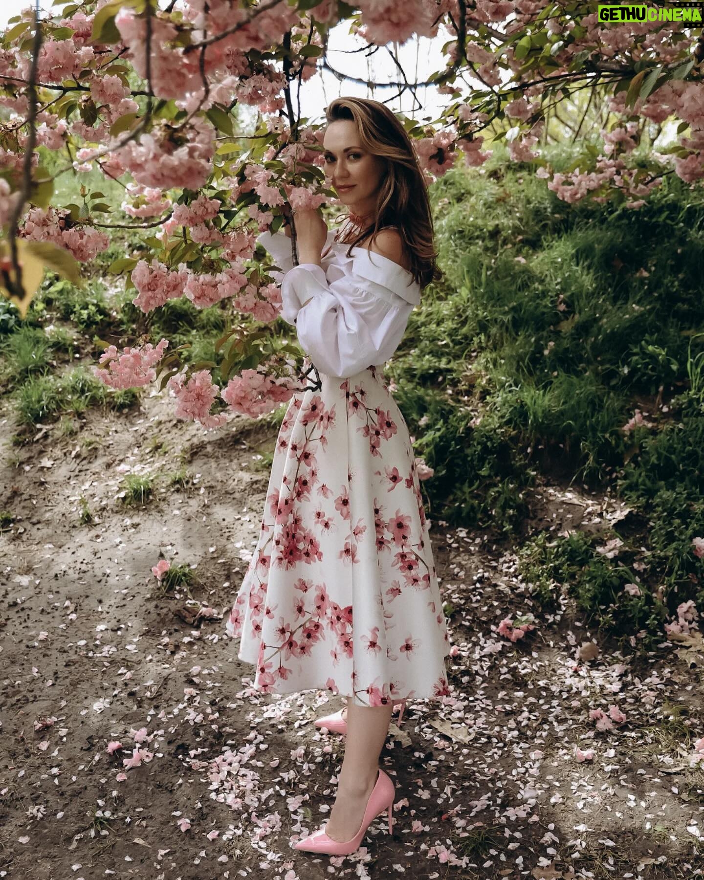 Anna Salivanchuk Instagram - Розкриваю свої секрети краси!!! Що я робила у грудні, щоб не боятись літа, сонця і старіння👍 І як бачите пройшло вже пів року без всяких процедур, а я і досі гарна й молода👍😂 Сучасний темп життя, складний для всіх нас період, відсутність якісного відпочинку — швидкий шлях появи на обличчі процесів старіння. Важливо вчасно приділити увагу всім «ризикованим» зонам, щоб сповільнити ці процеси якомога на довше 😌 Вам знадобиться всього 3 візити у клініку @foreveryoung.lutsk на рік- щоб підтримувати свою молодість🙏🏻 Якщо я їду в Луцьк- а це не близько- то це означає, що за 38 років я накінець найшла клініку якій довіряю і нереально крутих лікарів🙏🏻, які ніколи не роблять зайвого і вони не про те щоб викачати гроші , а навпаки вони тебе ще відмовлять щоб щось зробите не природнє , бо Танічка @t.vashchuk_ хазяйка клініки за природню красу і гарне , повільне старіння💋 Що було зроблено? 🌟 Ідеальна парочка 🌟 Процедура 3D омолодження з Double Tite Exosome 👍 Процедура допоможе позбутися сухості, відновити пружність, зменшити кількість зморшок на обличчі та шиї, розширених пор та пігментації. 🌟RF - ліфтинг та введення екзосом ASCE 🧬 в одну процедуру - можливо! ASCE майбутнє регенеративної медицини, що стимулює активне омолодження та відновлення шкіри за рахунок запатентованої технології ExoSCRT 💙 🌀стимулюється вироблення колагену 🌀шкіра стає більш пружною 🌀зменшується пігментацію 🌟Ми проводили процедуру SMAS ліфтингу в поєднанні з Radiesse. Це ліфтингові процедури, які чудово працюють з овалом обличчя, запускають процеси омолодження шкіри та покращують її зовнішній вигляд. 🌟процедура контурної пластики губ, препаратом який працює на зволоження, та додає природній обʼєм. 🌟Та колола КСЕОМІН -закріпити результат ботулінотерапією, щоб попередити утворенню зморшок Ось такий невеличкий комплекс процедур допоможе набагато менше турбуватися про вікові зміни 🤍