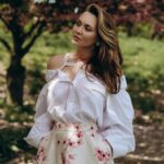 Anna Salivanchuk Instagram - Розкриваю свої секрети краси!!! Що я робила у грудні, щоб не боятись літа, сонця і старіння👍 І як бачите пройшло вже пів року без всяких процедур, а я і досі гарна й молода👍😂 Сучасний темп життя, складний для всіх нас період, відсутність якісного відпочинку — швидкий шлях появи на обличчі процесів старіння. Важливо вчасно приділити увагу всім «ризикованим» зонам, щоб сповільнити ці процеси якомога на довше 😌 Вам знадобиться всього 3 візити у клініку @foreveryoung.lutsk на рік- щоб підтримувати свою молодість🙏🏻 Якщо я їду в Луцьк- а це не близько- то це означає, що за 38 років я накінець найшла клініку якій довіряю і нереально крутих лікарів🙏🏻, які ніколи не роблять зайвого і вони не про те щоб викачати гроші , а навпаки вони тебе ще відмовлять щоб щось зробите не природнє , бо Танічка @t.vashchuk_ хазяйка клініки за природню красу і гарне , повільне старіння💋 Що було зроблено? 🌟 Ідеальна парочка 🌟 Процедура 3D омолодження з Double Tite Exosome 👍 Процедура допоможе позбутися сухості, відновити пружність, зменшити кількість зморшок на обличчі та шиї, розширених пор та пігментації. 🌟RF - ліфтинг та введення екзосом ASCE 🧬 в одну процедуру - можливо! ASCE майбутнє регенеративної медицини, що стимулює активне омолодження та відновлення шкіри за рахунок запатентованої технології ExoSCRT 💙 🌀стимулюється вироблення колагену 🌀шкіра стає більш пружною 🌀зменшується пігментацію 🌟Ми проводили процедуру SMAS ліфтингу в поєднанні з Radiesse. Це ліфтингові процедури, які чудово працюють з овалом обличчя, запускають процеси омолодження шкіри та покращують її зовнішній вигляд. 🌟процедура контурної пластики губ, препаратом який працює на зволоження, та додає природній обʼєм. 🌟Та колола КСЕОМІН -закріпити результат ботулінотерапією, щоб попередити утворенню зморшок Ось такий невеличкий комплекс процедур допоможе набагато менше турбуватися про вікові зміни 🤍