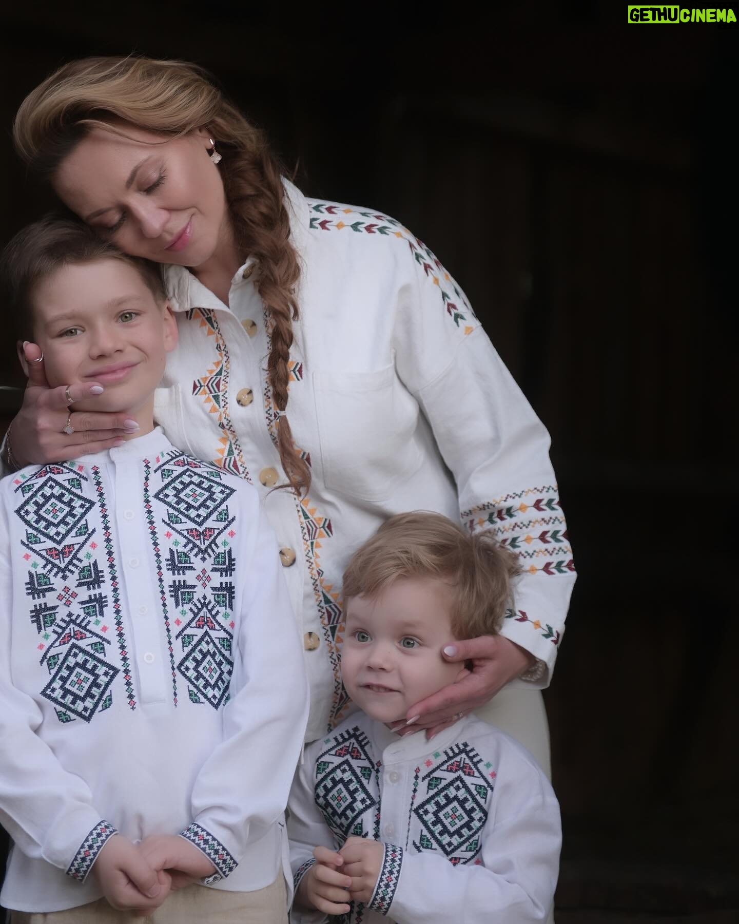 Anna Salivanchuk Instagram - Сьогодні всеукраїнський День вишиванки. Радію, коли на свята ми всією сім’єю вдягаймо вишиванки. Для нас це особливе вбрання, в якому хочеться мріяти та в якому чіткіше відчувається своє коріння. Першу свою вишиванку я вишила собі сама, мене навчила моя бабця, коли мені було 10 років. Люблю кожну свою вишиванку, бо в мене їх багато👍 Одну з них я навіть купувала собі на виписку з роддому, коли народила Нікіту.Це гарний і символічний для мене одяг, я вважаю, що в ньому можна ходити щодня. Вишита сорочка – це код нації, він дає особливі відчуття та приналежність до українського народу, його історії та культури. Сьогодні мільйони українців по всьому світу будуть у вишиванках. Багато людей у всіх куточках світу на знак солідарності з нами, на знак дружби і поваги до нас також одягнуть цей безмежно гарний витвір рук українців. 🤗 Це прекрасно, коли у нас є власні такі красиві традиції, дотримуватися котрих – задоволення і насолода. Отже давайте одягнемо цю вишиту красу у знак єдності, підтримки та любові до нашої країни. 🇺🇦 #славазсу #saveukraine Photo @elenponomaryova Дитячі вишиванки @tapppir Моя вишиванка @pani.vishivanochka