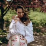 Anna Salivanchuk Instagram - Розкриваю свої секрети краси!!! Що я робила у грудні, щоб не боятись літа, сонця і старіння👍 І як бачите пройшло вже пів року без всяких процедур, а я і досі гарна й молода👍😂 Сучасний темп життя, складний для всіх нас період, відсутність якісного відпочинку — швидкий шлях появи на обличчі процесів старіння. Важливо вчасно приділити увагу всім «ризикованим» зонам, щоб сповільнити ці процеси якомога на довше 😌 Вам знадобиться всього 3 візити у клініку @foreveryoung.lutsk на рік- щоб підтримувати свою молодість🙏🏻 Якщо я їду в Луцьк- а це не близько- то це означає, що за 38 років я накінець найшла клініку якій довіряю і нереально крутих лікарів🙏🏻, які ніколи не роблять зайвого і вони не про те щоб викачати гроші , а навпаки вони тебе ще відмовлять щоб щось зробите не природнє , бо Танічка @t.vashchuk_ хазяйка клініки за природню красу і гарне , повільне старіння💋 Що було зроблено? 🌟 Ідеальна парочка 🌟 Процедура 3D омолодження з Double Tite Exosome 👍 Процедура допоможе позбутися сухості, відновити пружність, зменшити кількість зморшок на обличчі та шиї, розширених пор та пігментації. 🌟RF - ліфтинг та введення екзосом ASCE 🧬 в одну процедуру - можливо! ASCE майбутнє регенеративної медицини, що стимулює активне омолодження та відновлення шкіри за рахунок запатентованої технології ExoSCRT 💙 🌀стимулюється вироблення колагену 🌀шкіра стає більш пружною 🌀зменшується пігментацію 🌟Ми проводили процедуру SMAS ліфтингу в поєднанні з Radiesse. Це ліфтингові процедури, які чудово працюють з овалом обличчя, запускають процеси омолодження шкіри та покращують її зовнішній вигляд. 🌟процедура контурної пластики губ, препаратом який працює на зволоження, та додає природній обʼєм. 🌟Та колола КСЕОМІН -закріпити результат ботулінотерапією, щоб попередити утворенню зморшок Ось такий невеличкий комплекс процедур допоможе набагато менше турбуватися про вікові зміни 🤍