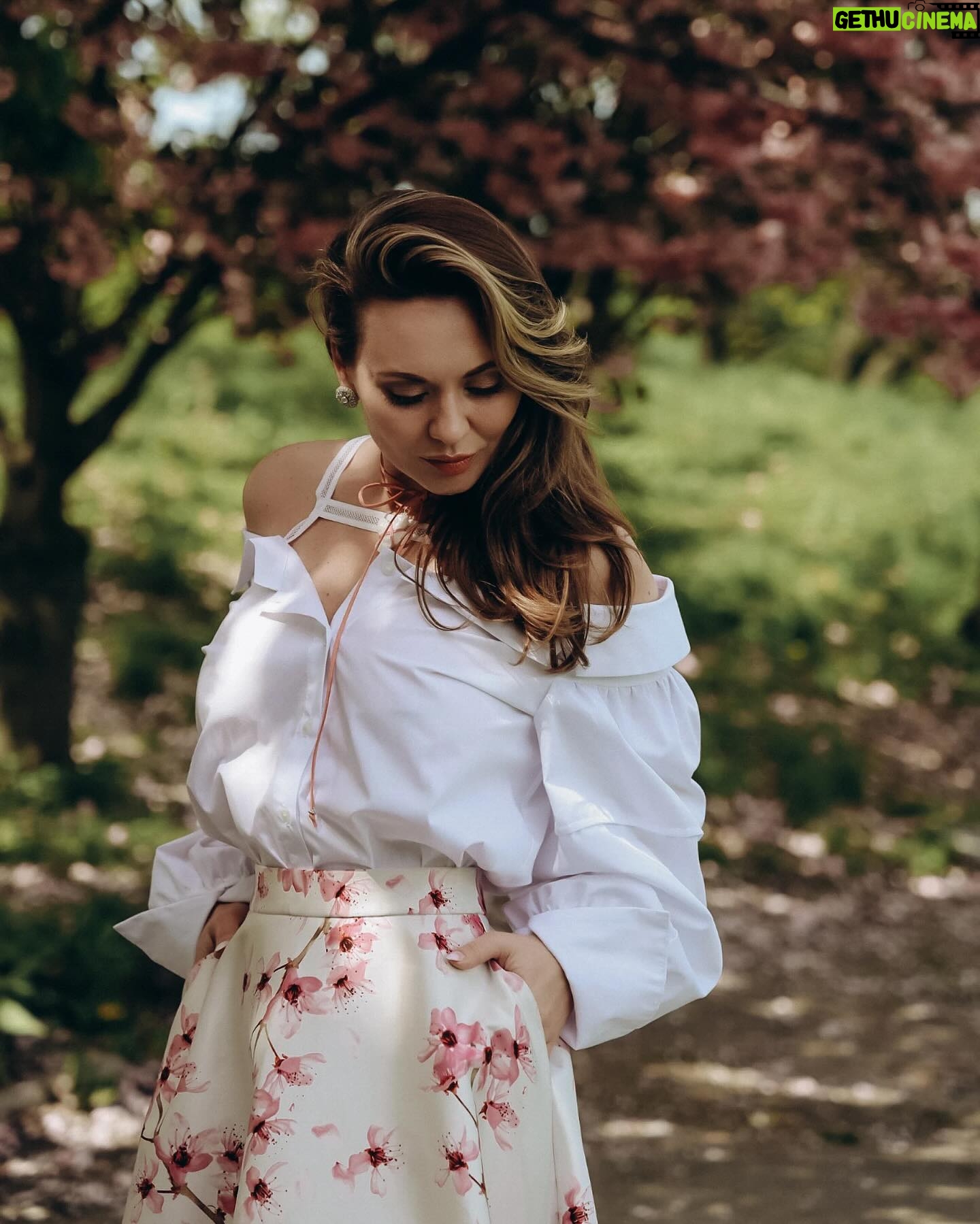 Anna Salivanchuk Instagram - Розкриваю свої секрети краси!!! Що я робила у грудні, щоб не боятись літа, сонця і старіння👍 І як бачите пройшло вже пів року без всяких процедур, а я і досі гарна й молода👍😂 Сучасний темп життя, складний для всіх нас період, відсутність якісного відпочинку — швидкий шлях появи на обличчі процесів старіння. Важливо вчасно приділити увагу всім «ризикованим» зонам, щоб сповільнити ці процеси якомога на довше 😌 Вам знадобиться всього 3 візити у клініку @foreveryoung.lutsk на рік- щоб підтримувати свою молодість🙏🏻 Якщо я їду в Луцьк- а це не близько- то це означає, що за 38 років я накінець найшла клініку якій довіряю і нереально крутих лікарів🙏🏻, які ніколи не роблять зайвого і вони не про те щоб викачати гроші , а навпаки вони тебе ще відмовлять щоб щось зробите не природнє , бо Танічка @t.vashchuk_ хазяйка клініки за природню красу і гарне , повільне старіння💋 Що було зроблено? 🌟 Ідеальна парочка 🌟 Процедура 3D омолодження з Double Tite Exosome 👍 Процедура допоможе позбутися сухості, відновити пружність, зменшити кількість зморшок на обличчі та шиї, розширених пор та пігментації. 🌟RF - ліфтинг та введення екзосом ASCE 🧬 в одну процедуру - можливо! ASCE майбутнє регенеративної медицини, що стимулює активне омолодження та відновлення шкіри за рахунок запатентованої технології ExoSCRT 💙 🌀стимулюється вироблення колагену 🌀шкіра стає більш пружною 🌀зменшується пігментацію 🌟Ми проводили процедуру SMAS ліфтингу в поєднанні з Radiesse. Це ліфтингові процедури, які чудово працюють з овалом обличчя, запускають процеси омолодження шкіри та покращують її зовнішній вигляд. 🌟процедура контурної пластики губ, препаратом який працює на зволоження, та додає природній обʼєм. 🌟Та колола КСЕОМІН -закріпити результат ботулінотерапією, щоб попередити утворенню зморшок Ось такий невеличкий комплекс процедур допоможе набагато менше турбуватися про вікові зміни 🤍